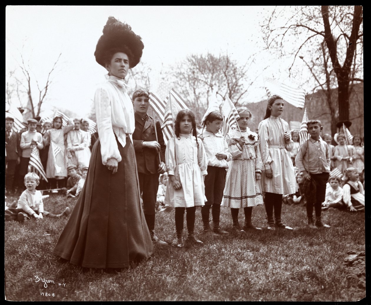 Žena s dětmi držící vlajky na Arbor Day v Tompkins Square Park, New York, 1904 (stříbrný želatinový tisk) od Byron Company