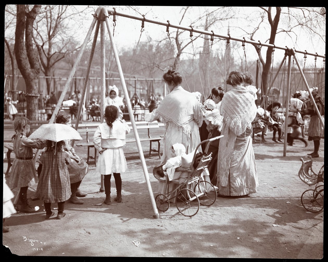 Ženy a děti u houpaček na Den stromů, Tompkins Square Park, New York, 1904 (stříbrný želatinový tisk) od Byron Company