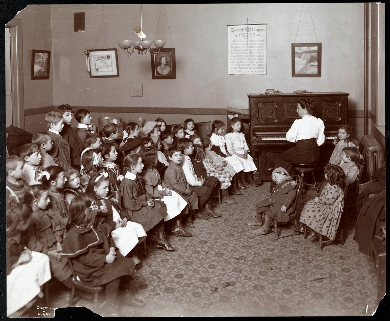 Ženy a děti v místnosti s květinami v National Fruit und Flower Guild, 247 Spring Street, New York, 1906 (stříbrný želatinový tisk) od Byron Company