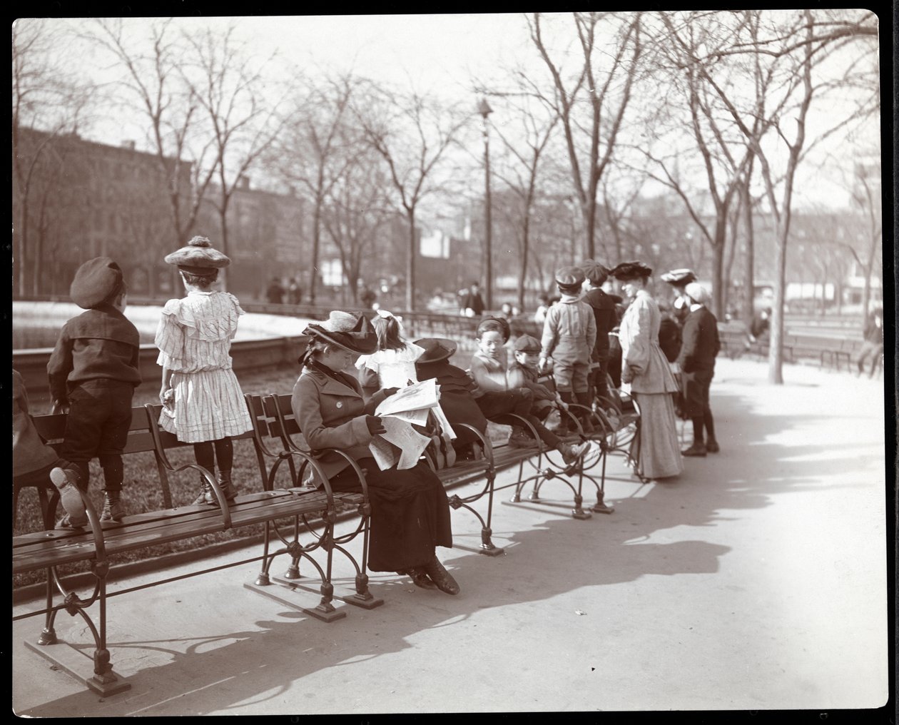 Ženy a děti na lavičkách v parku na Union Square, New York, 1903 (stříbrný želatinový tisk) od Byron Company