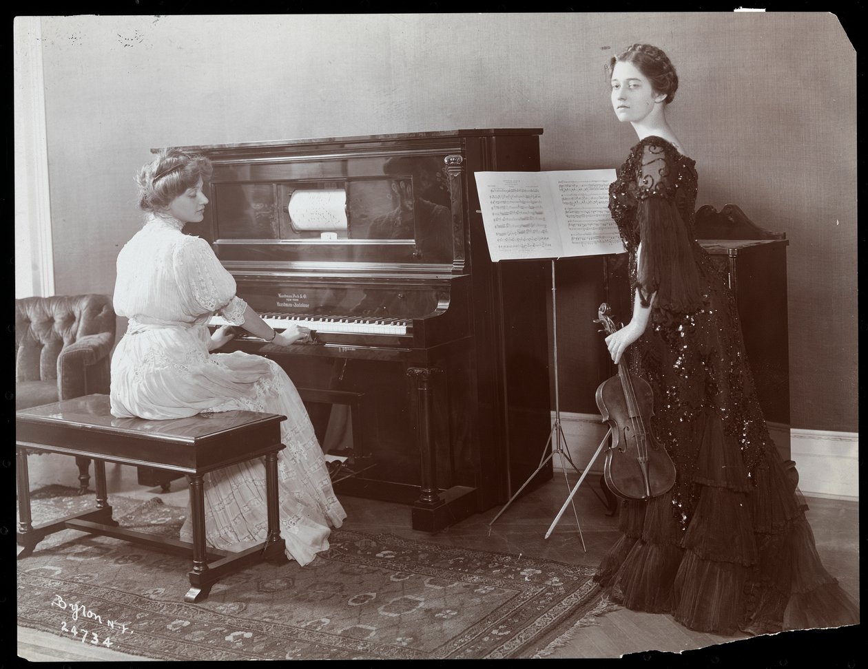 Ženy hrající na klavír a housle, New York, 1907 (stříbrný želatinový tisk) od Byron Company