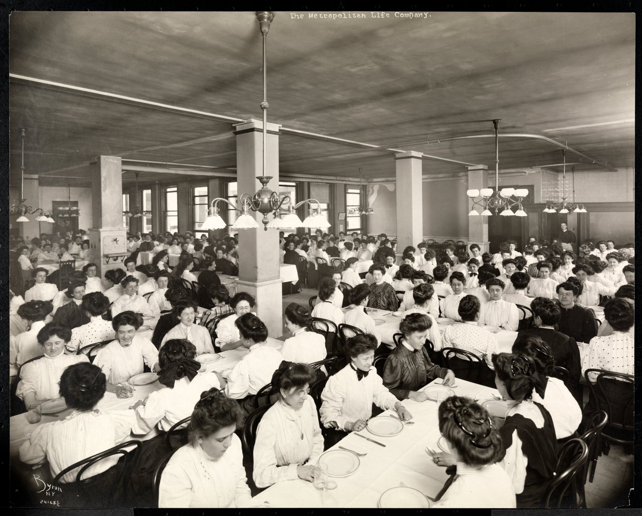 Ženy sedící u jídla v jídelně v Metropolitan Life Insurance Co. na 23. ulici a Madison Avenue, New York, 1907 (stříbrný želatinový potisk) od Byron Company