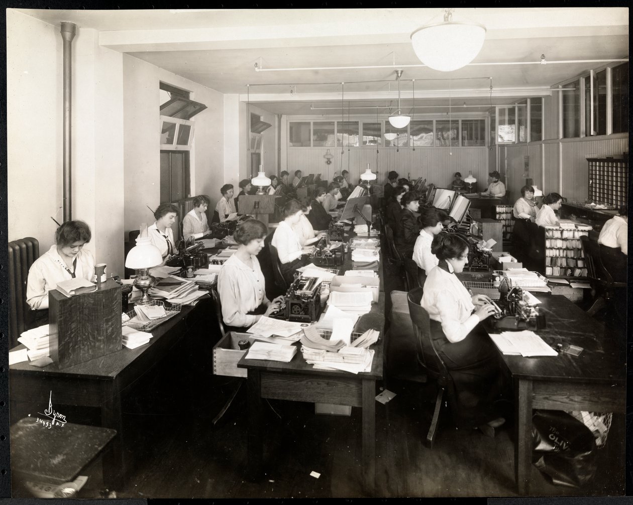 Ženy píšící v kanceláři Mantle Co. of America, New York, tisk ze stříbrné želatiny z roku 1915 nebo 1916) od Byron Company