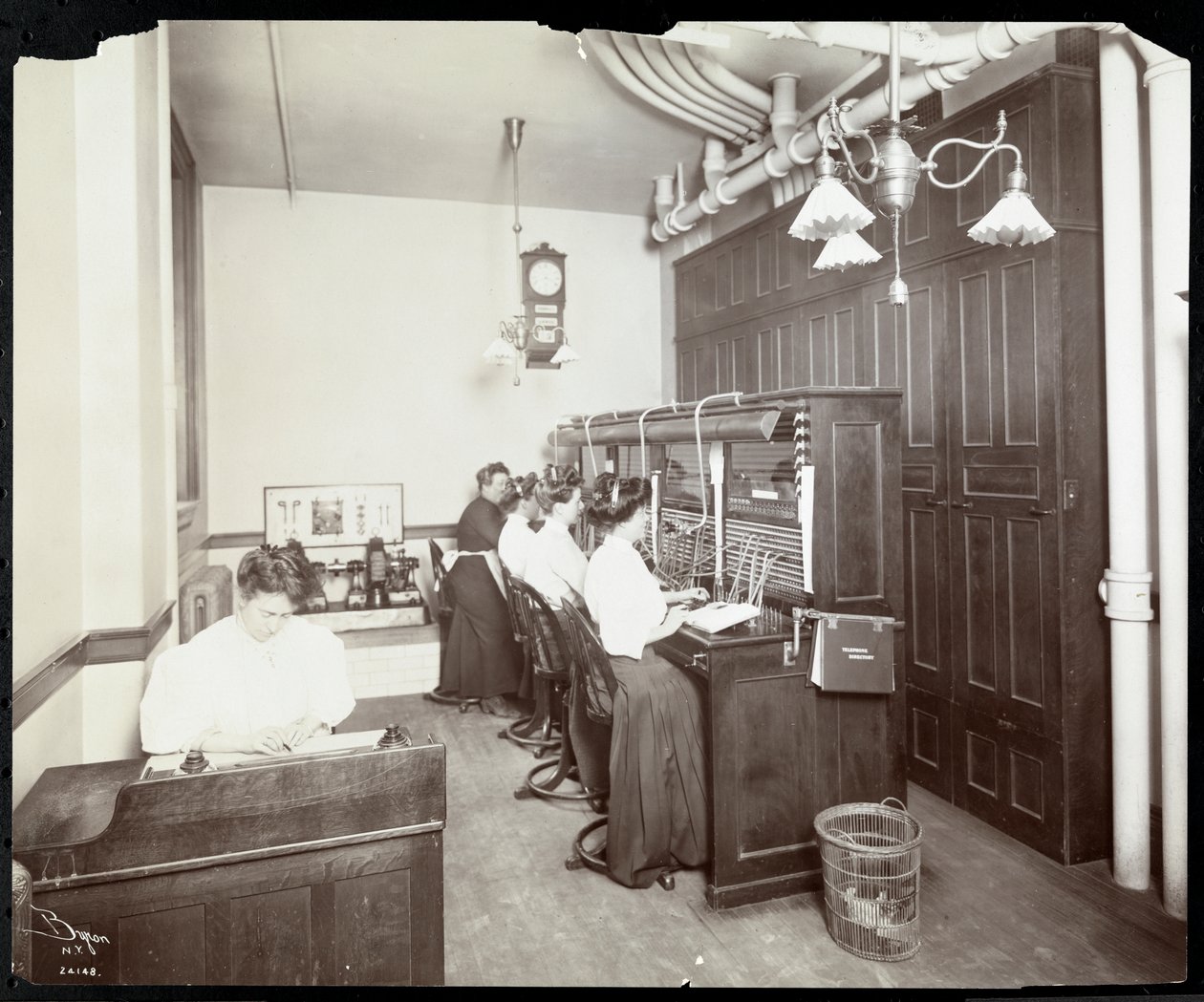 Ženy pracující v ústředně v Metropolitan Life Insurance Co. na 23. ulici a Madison Avenue, New York, 1907 (stříbrný želatinový tisk) od Byron Company