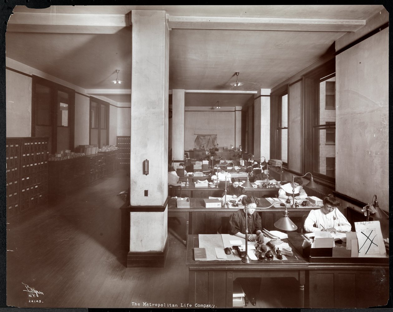 Ženy pracující v kanceláři Metropolitan Life Insurance Co. na 23. ulici a Madison Avenue, New York, 1907 (stříbrný želatinový tisk) od Byron Company