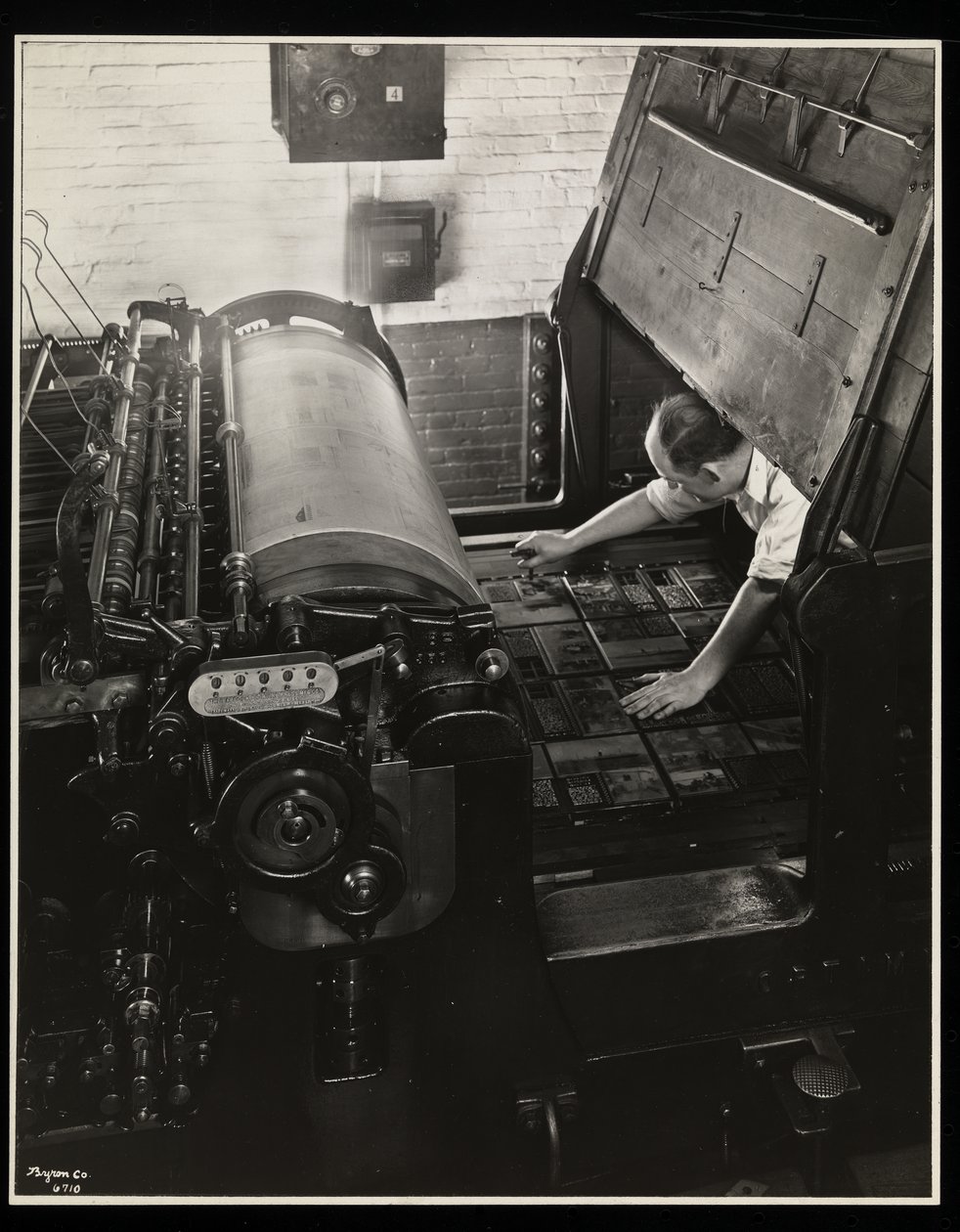 Práce v lisu Meihle v Unz und Co., 24 Beaver Street, New York, 1932 (stříbrný želatinový tisk) od Byron Company