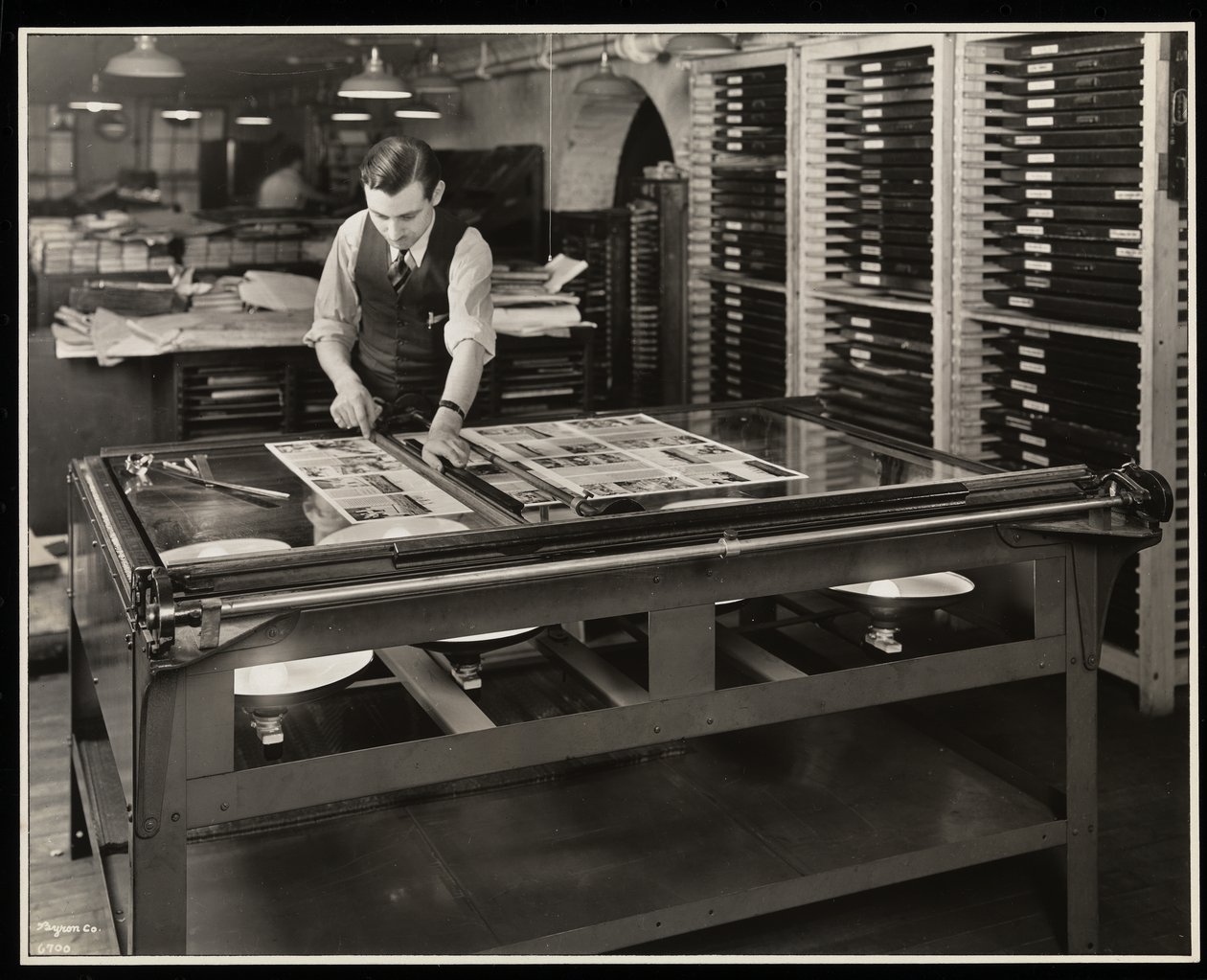 Práce na rozvržení u světelného stolu v Unz und Co., 24 Beaver Street, New York, 1932 (stříbrný želatinový tisk) od Byron Company