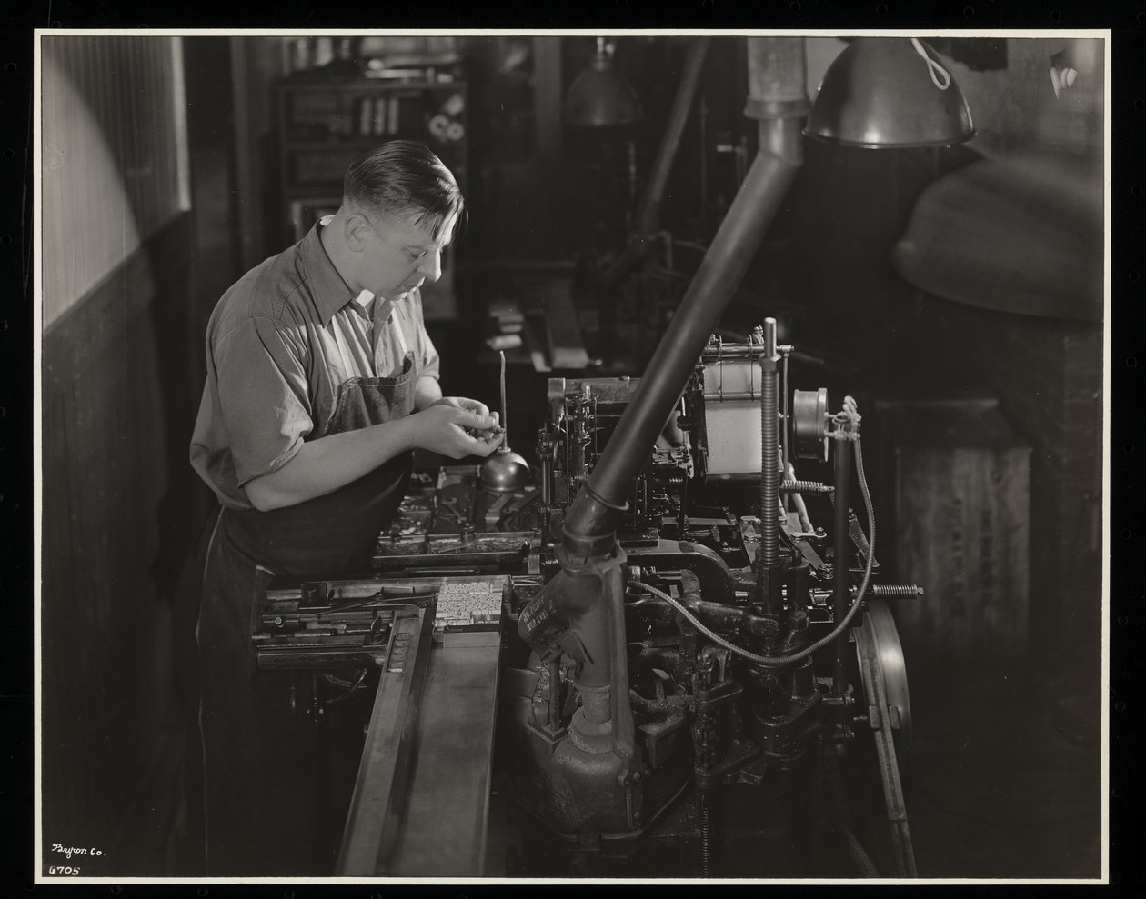 Práce na monotypovém stroji v Unz und Co., 24 Beaver Street, New York, 1932 (stříbrný želatinový tisk) od Byron Company