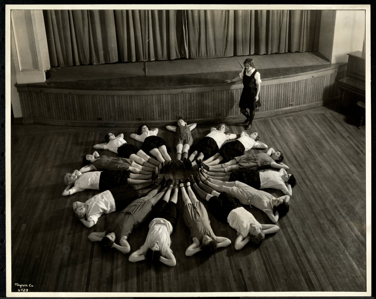 Mladé slepé ženy ležící ve hvězdicovém vzoru na podlaze tělocvičny v New York Association for the Blind, 111 East 59th Street, New York, 1933 (stříbrný želatinový tisk) od Byron Company
