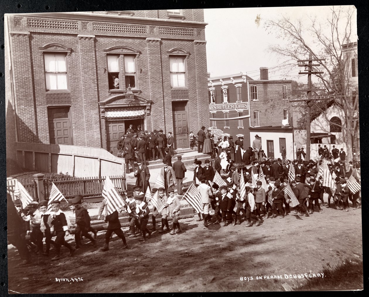 Mladí chlapci s vlajkami pochodující v průvodu na Dobbs Ferry, New York, 1898 (stříbrný želatinový tisk) od Byron Company
