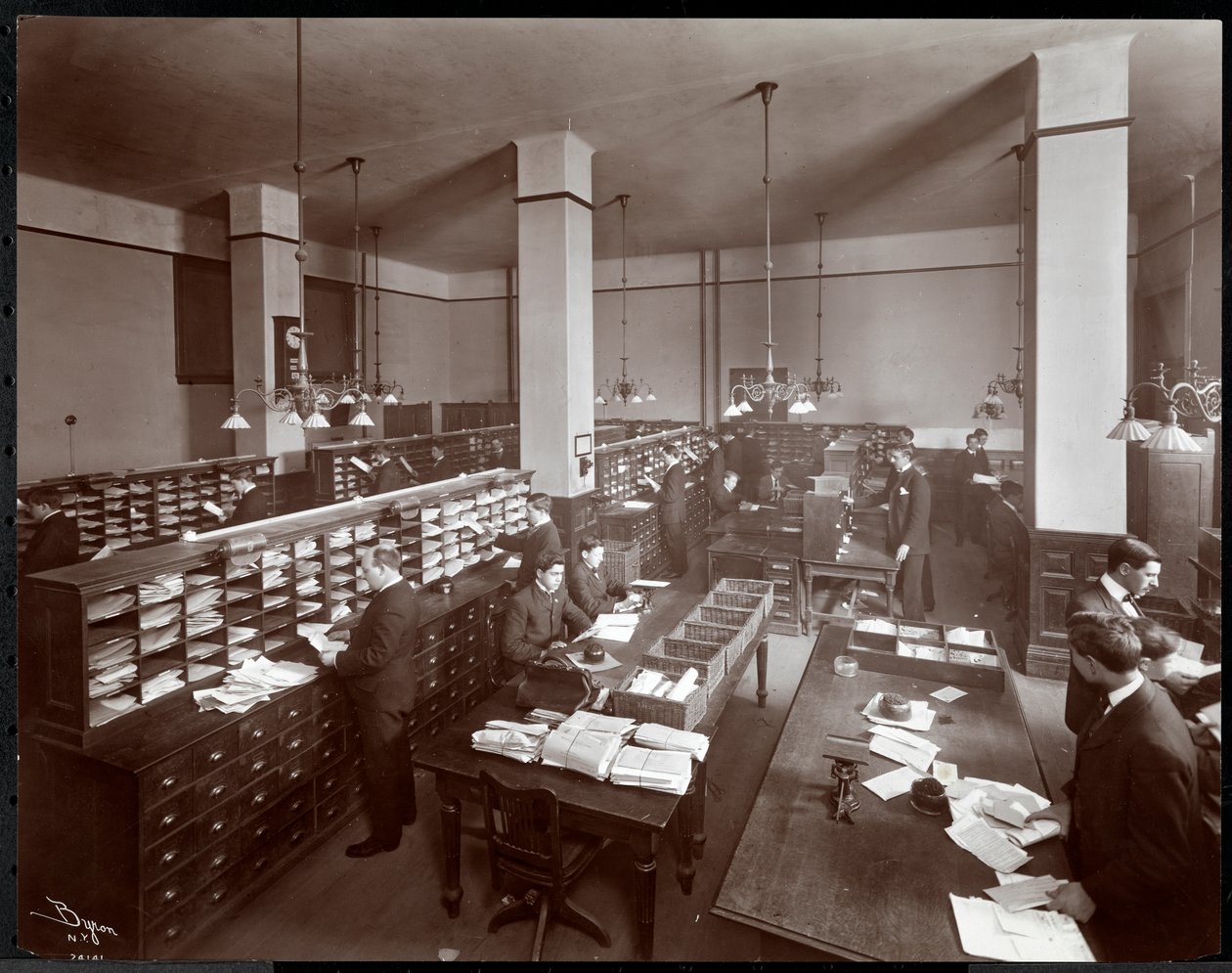 Mladí muži pracující v podatelně v Metropolitan Life Insurance Co. na 23. ulici a Madison Avenue, New York, 1907 (stříbrný želatinový tisk) od Byron Company