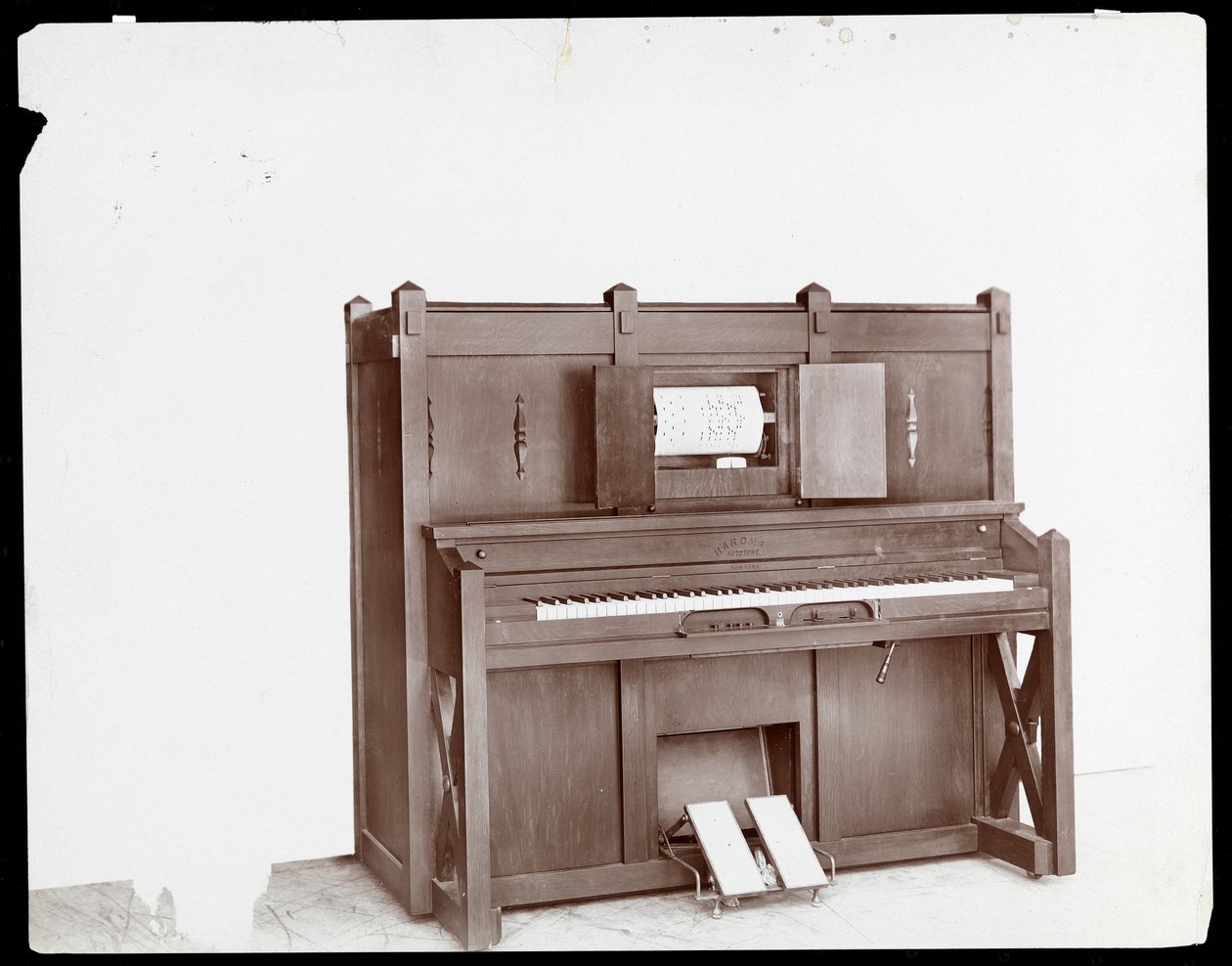Hráč na klavír Hardman Peck und Co., 1907 (stříbrný želatinový tisk) od Byron Company