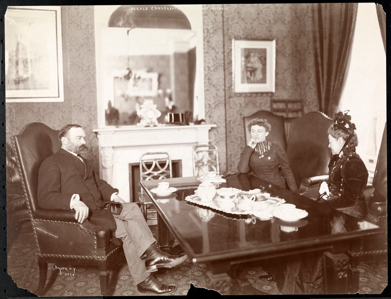 "Heroldská konverzace" v hotelu Waldorf Astoria, 1899 nebo 1900 (stříbrný želatinový tisk) od Byron Company