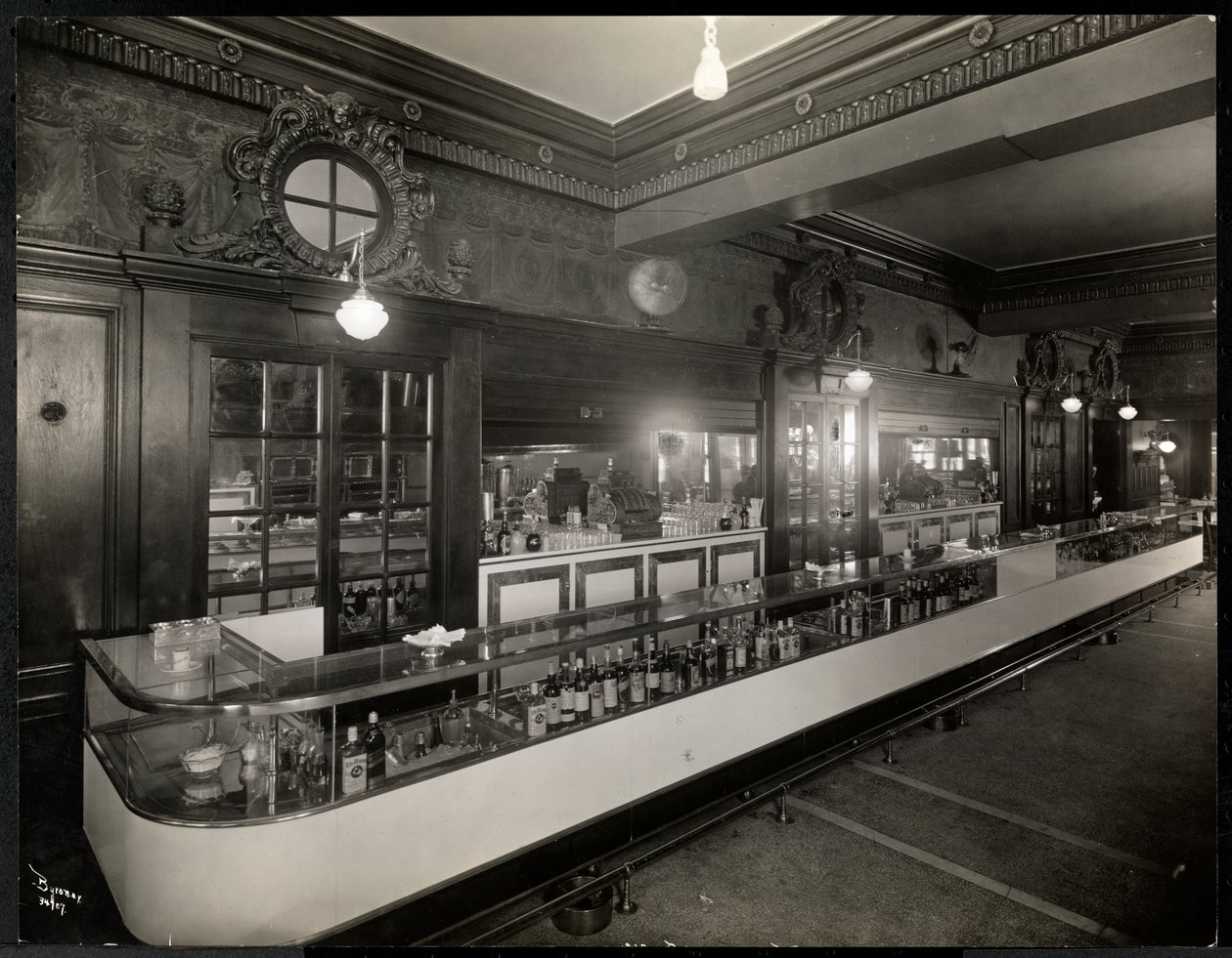 Bar v hotelu Robert Treat, Newark, New Jersey, 1916 (stříbrný želatinový potisk) od Byron Company