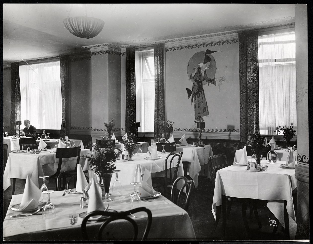 Jídelna v hotelu Majestic, 1916 nebo 1917 (stříbrný želatinový tisk) od Byron Company