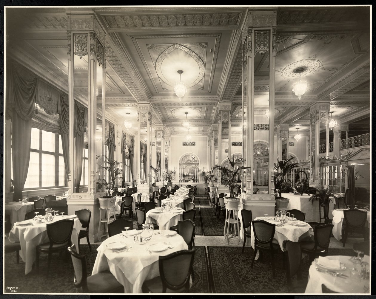 Jídelna v hotelu Robert Treat, Newark, New Jersey, 1916 (stříbrný želatinový tisk) od Byron Company
