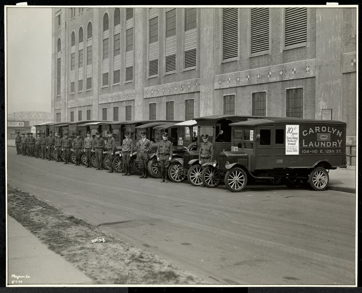 Řada dodávkových vozů zaparkovaných před Carolyn Laundry na 111 East 128th Street, East Harlem, New York, 1929 (potisk stříbrné želatiny) od Byron Company
