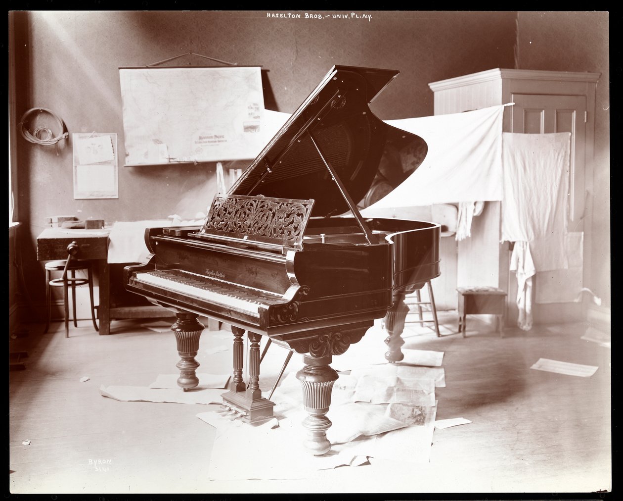Klavír od Hazelton Brothers Piano Co. na University Place, New York, 1898 (stříbrný želatinový tisk) od Byron Company