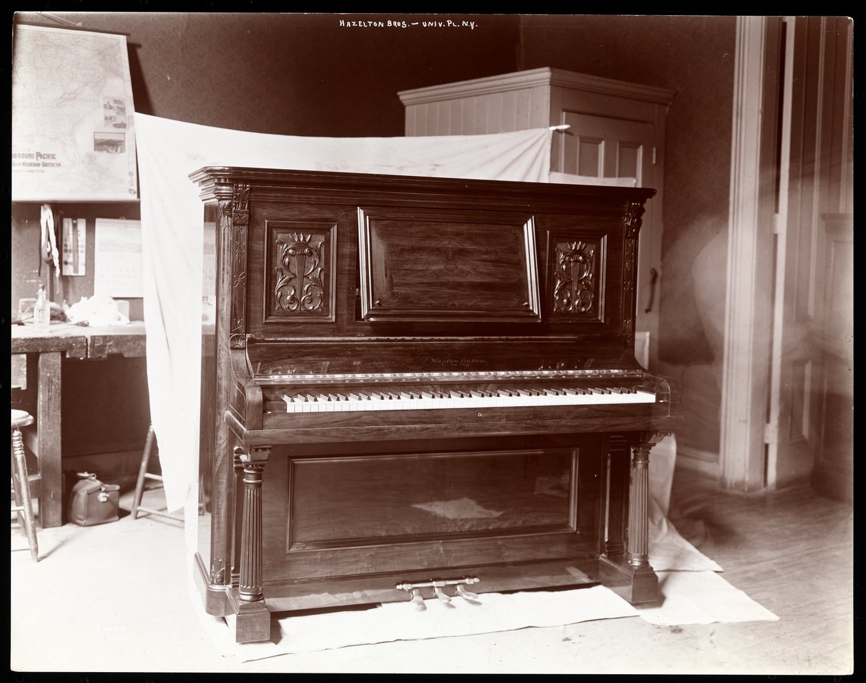 Klavír od Hazelton Brothers Piano Co. na University Place, New York, 1898 (stříbrný želatinový tisk) od Byron Company