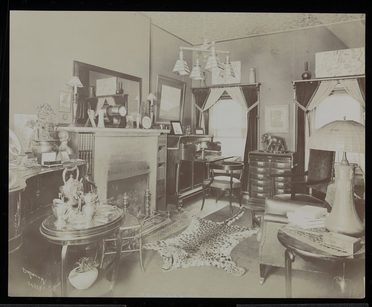 Obývací pokoj v domě dramatika Henryho Martyna Blossoma, na 23 East 30th Street, New York, 1908 (stříbrný želatinový tisk) od Byron Company