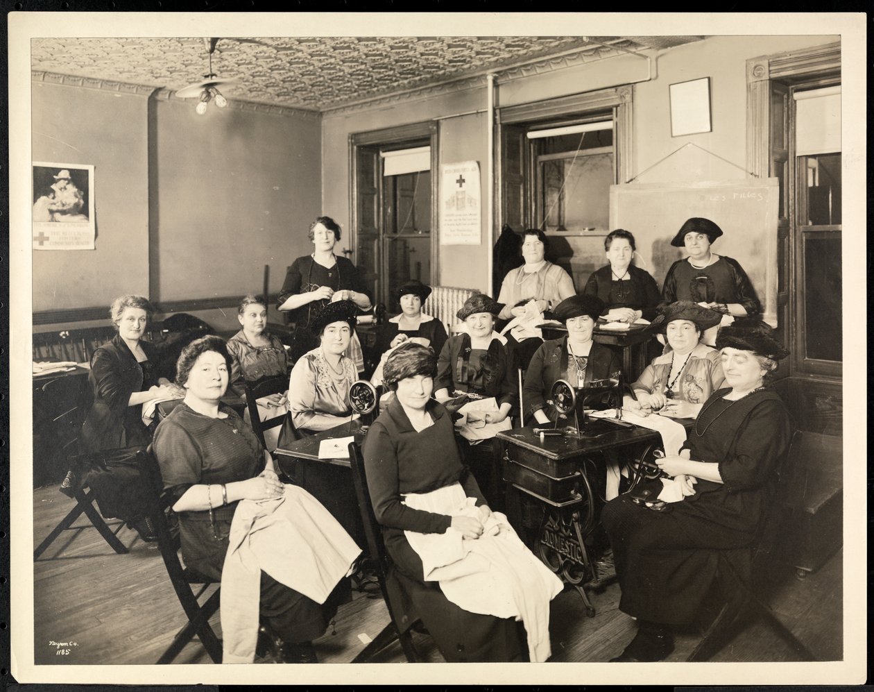 Dámský šicí kruh na 115 East 101st Street, East Harlem, New York, 1920 (stříbrný želatinový tisk) od Byron Company