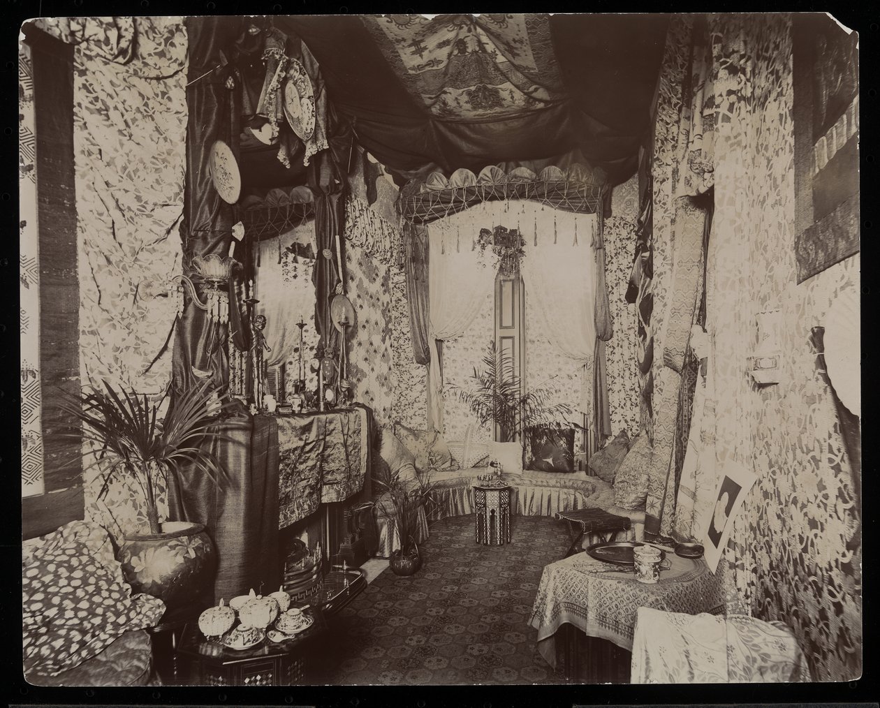 Zdobený obývací pokoj v rezidenci Blakely Hall na 11 West 45th Street, New York, 1896-98 (stříbrný želatinový tisk) od Byron Company