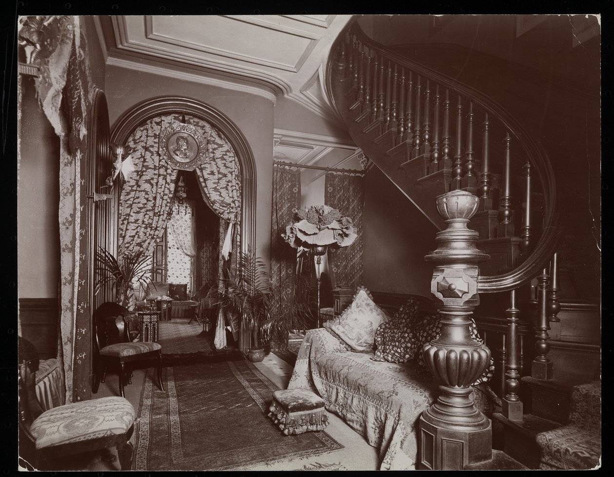 Zdobený obývací pokoj v rezidenci Blakely Hall na 11 West 45th Street, New York, 1896-98 (stříbrný želatinový tisk) od Byron Company