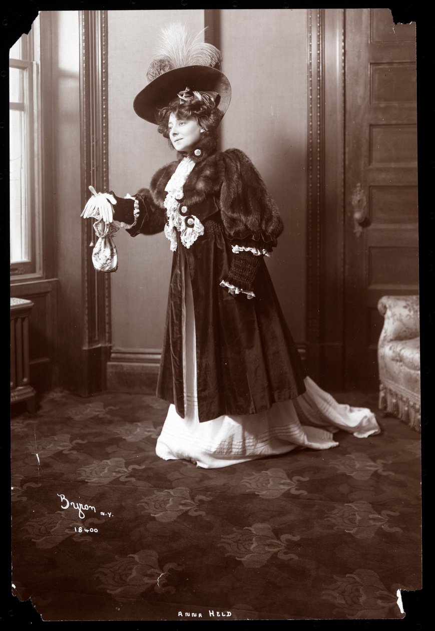 Anna Held, 1904 (stříbrný želatinový tisk) od Byron Company