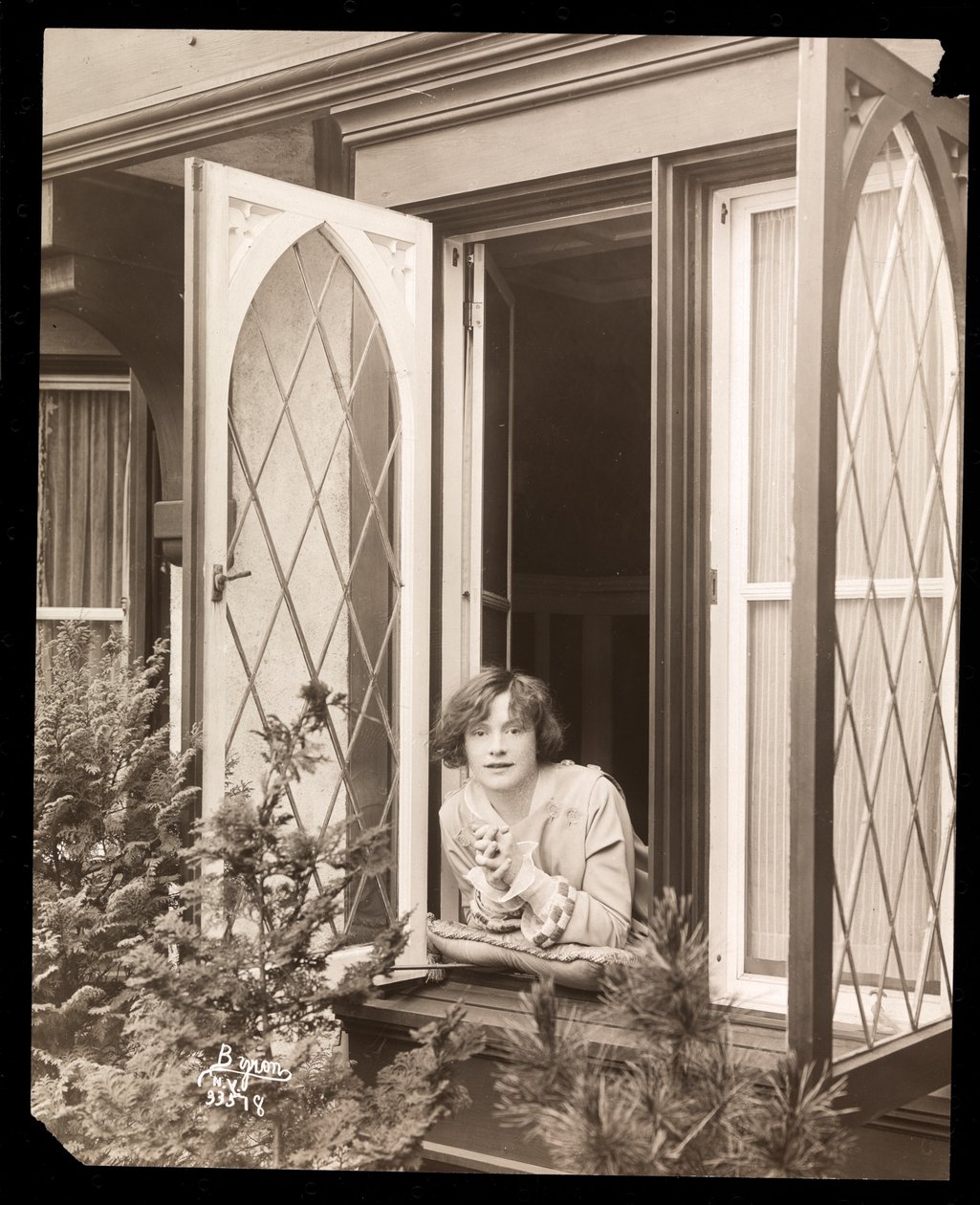 Anne Murdock at Home, cca 1915 (stříbrný želatinový tisk) od Byron Company