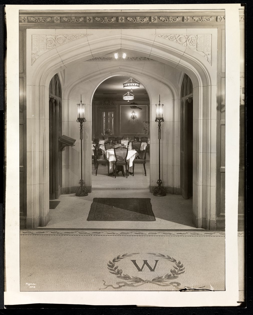 Podloubí vedoucí do jídelny hotelu Woodward, Broadway a 55th Street, New York, 1920 (stříbrný želatinový tisk) od Byron Company