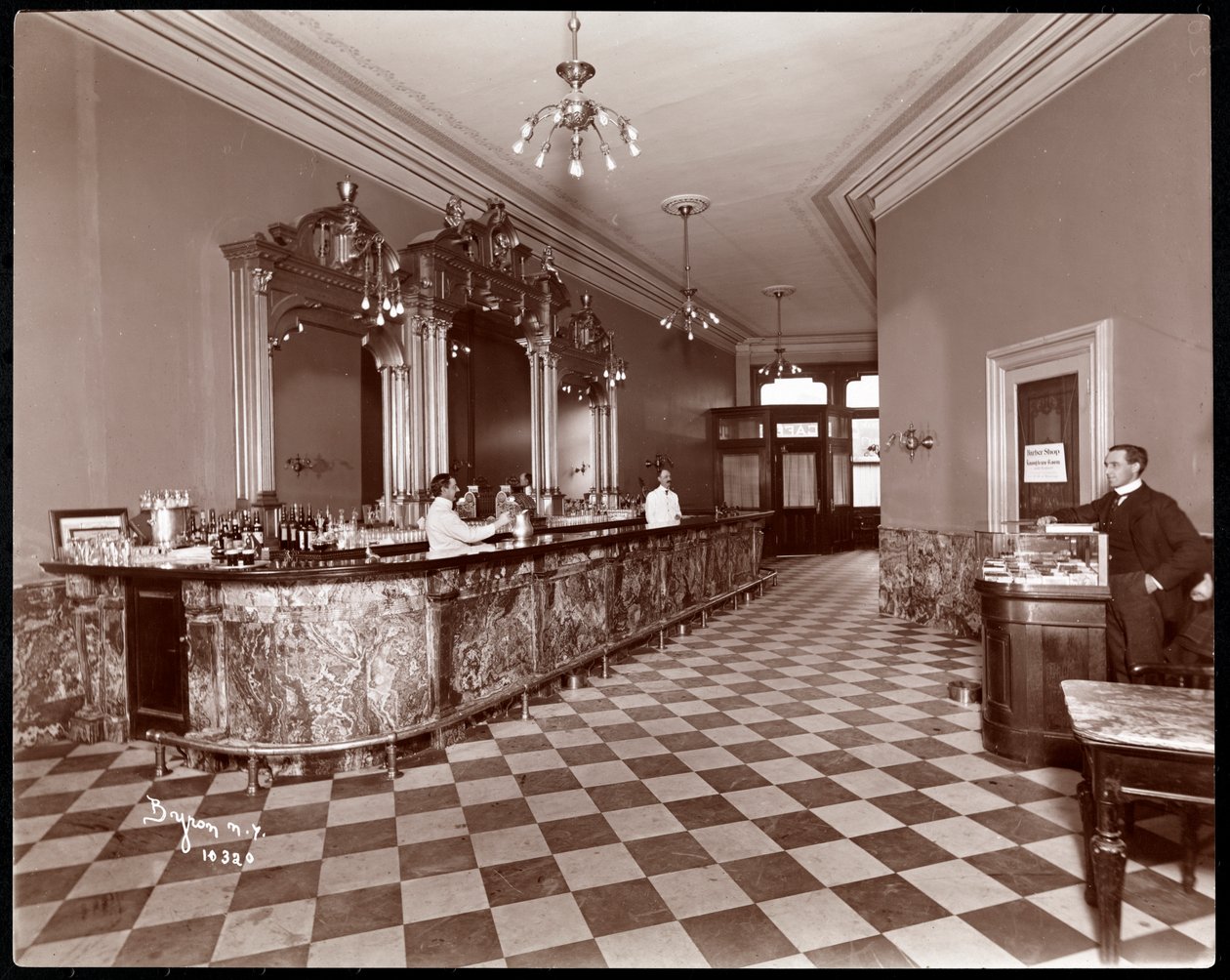 Bar v Gilsey House, Broadway a 29th Street, New York, 1900 nebo 1901 (potisk stříbrné želatiny) od Byron Company