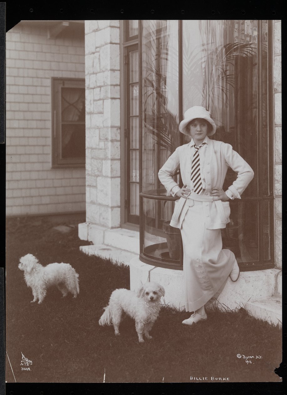 Billie Burke a dva psi v Burkeleigh Crest, jejím domě v Hastingsonu, New York, 1912 (stříbrný želatinový tisk) od Byron Company