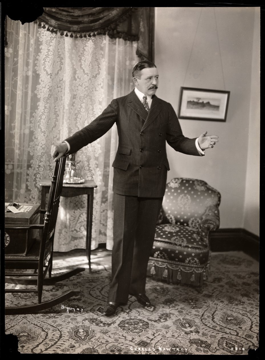 Charles Hawtrey ve svém bytě v Holland House na Fifth Avenue, New York, 1901-2 (stříbrný želatinový tisk) od Byron Company