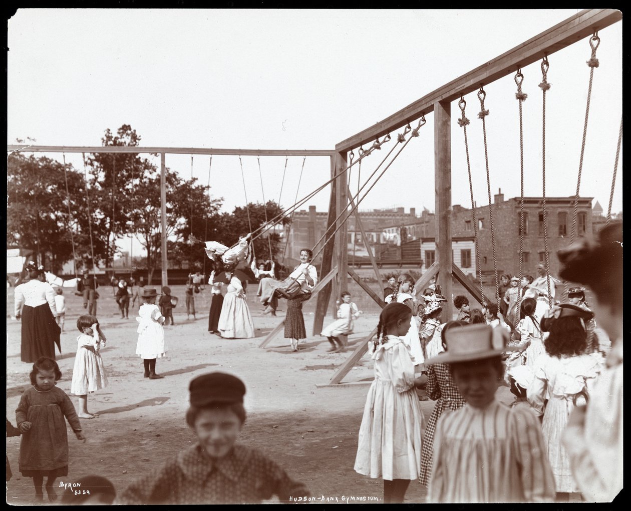 Děti houpající se na Hudson Bank Gymnasium and Playground, 53rd Street a 11th Avenue, New York, 1898 (stříbrný želatinový tisk) od Byron Company