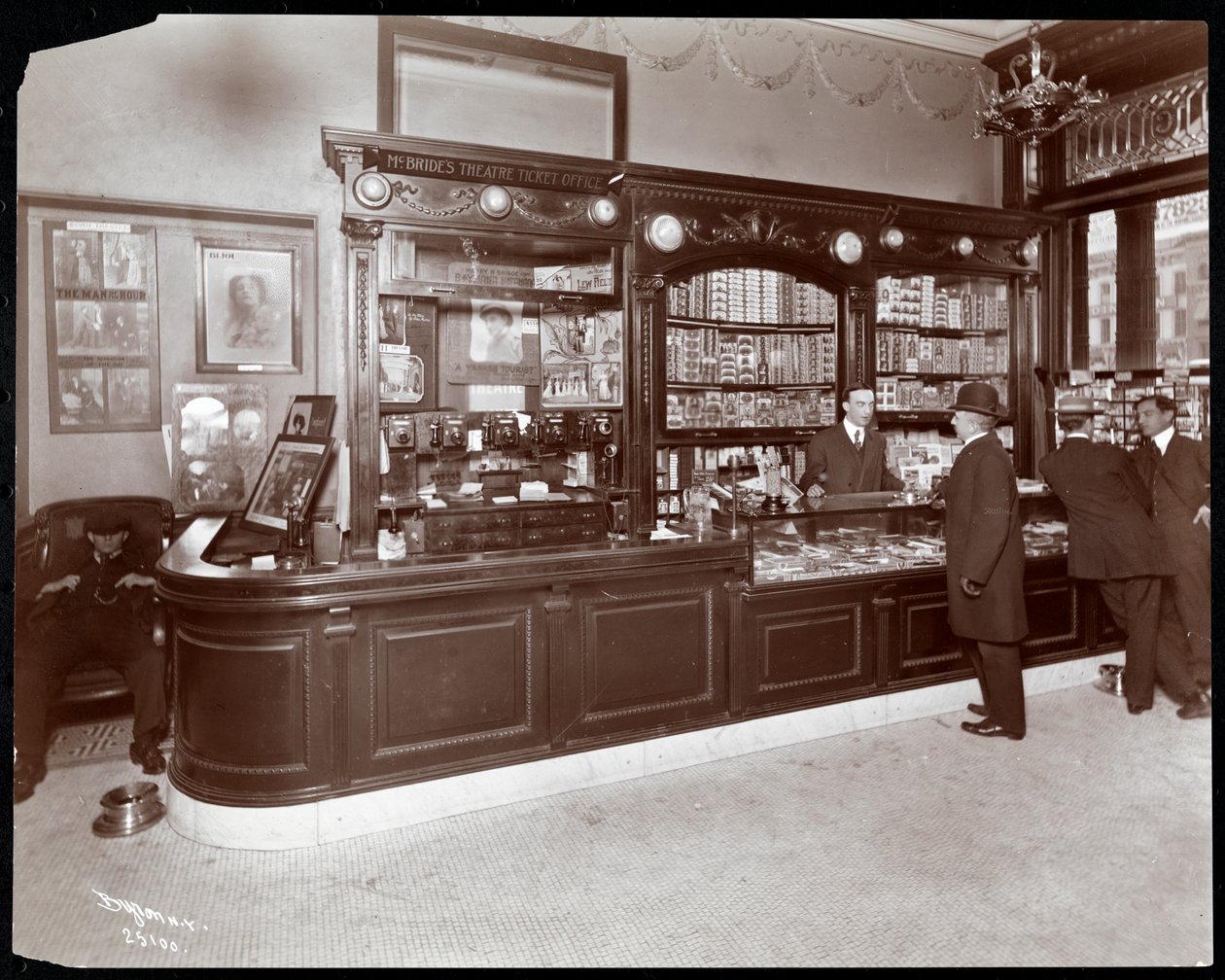 Prodejní pult doutníků a vstupenek do divadla v hotelu Cadillac, 1907 (stříbrný želatinový potisk) od Byron Company
