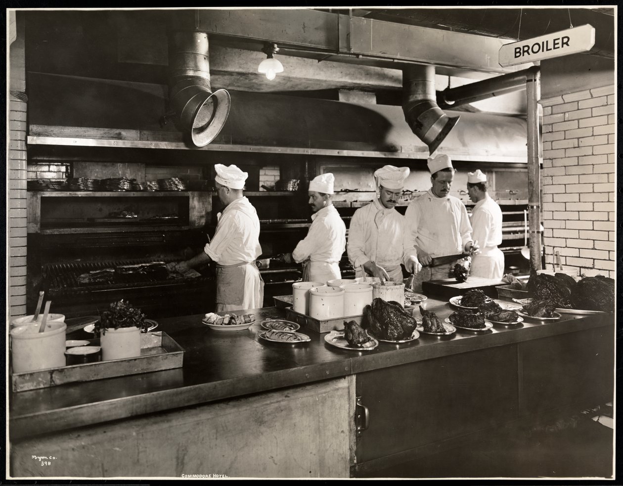 Vaří u brojlerů v kuchyni hotelu Commodore, 1919 (stříbrný želatinový potisk) od Byron Company