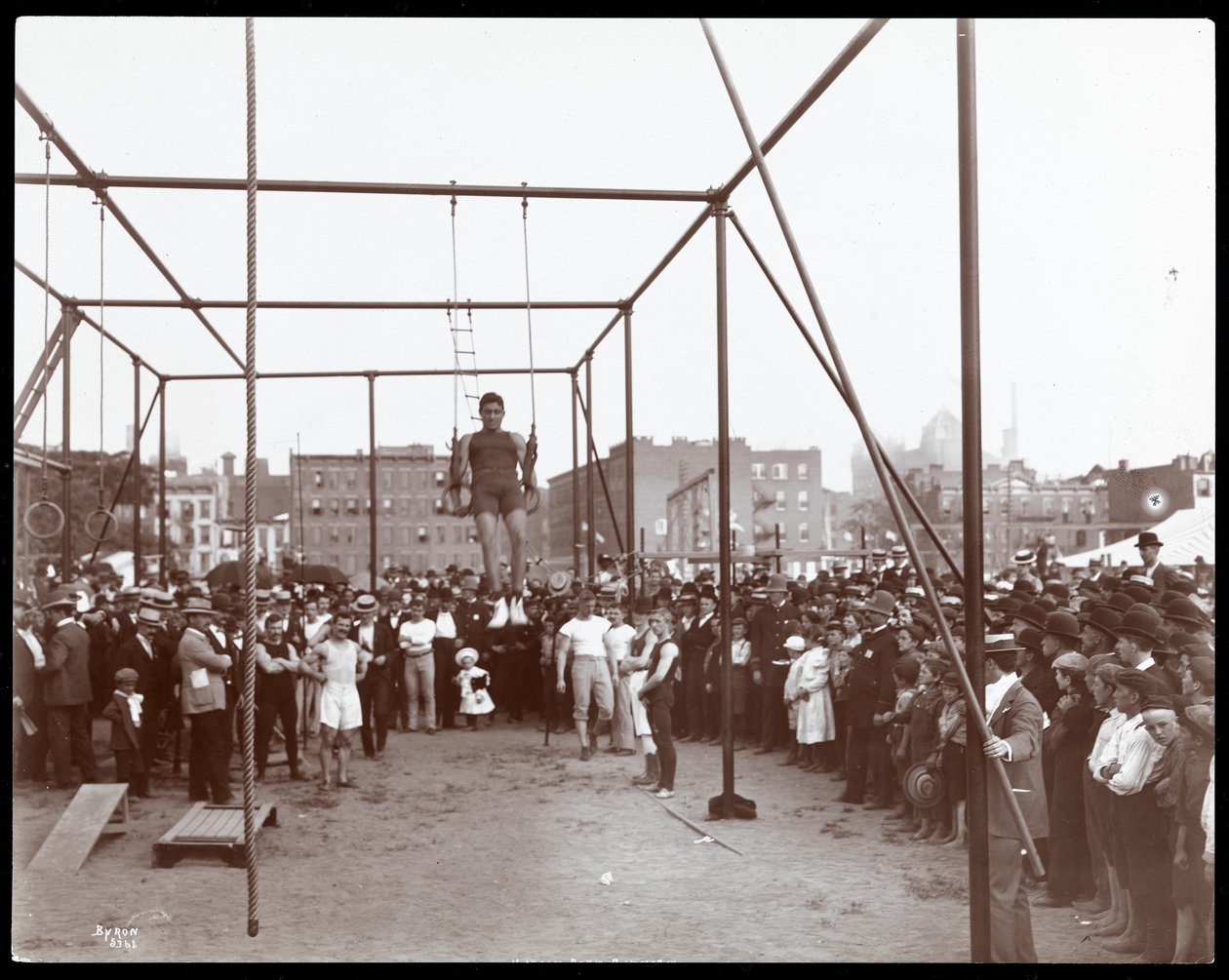 Dav sledující gymnastku na Hudson Bank Gymnasium and Playground, 53rd Street a 11th Avenue, New York, 1898 (stříbrný želatinový tisk) od Byron Company