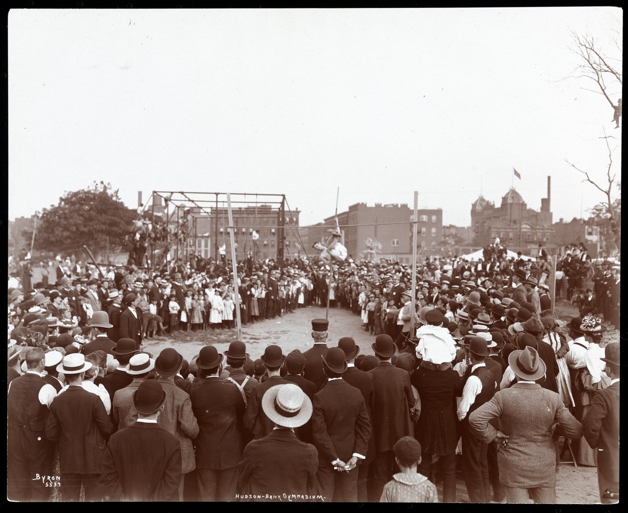 Dav sledující polevaulter na Hudson Bank Gymnasium and Playground, 53rd Street a 11th Avenue, New York, 1898 (stříbrný želatinový tisk) od Byron Company