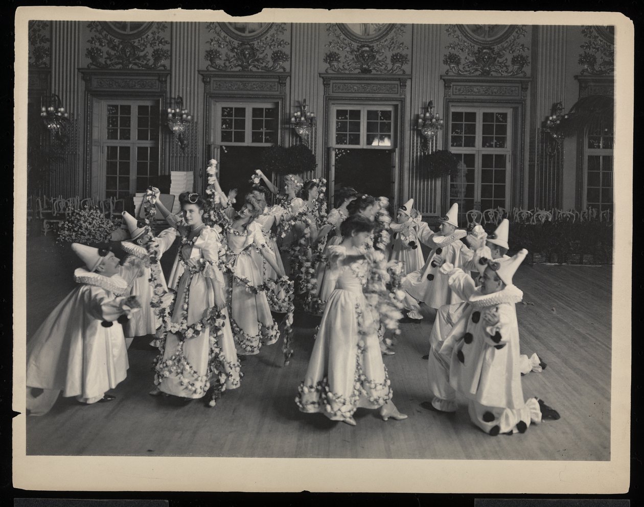 Tanec na plese Jamese Hazena Hydea, New York, 31. ledna 1905 (stříbrný želatinový tisk) od Byron Company