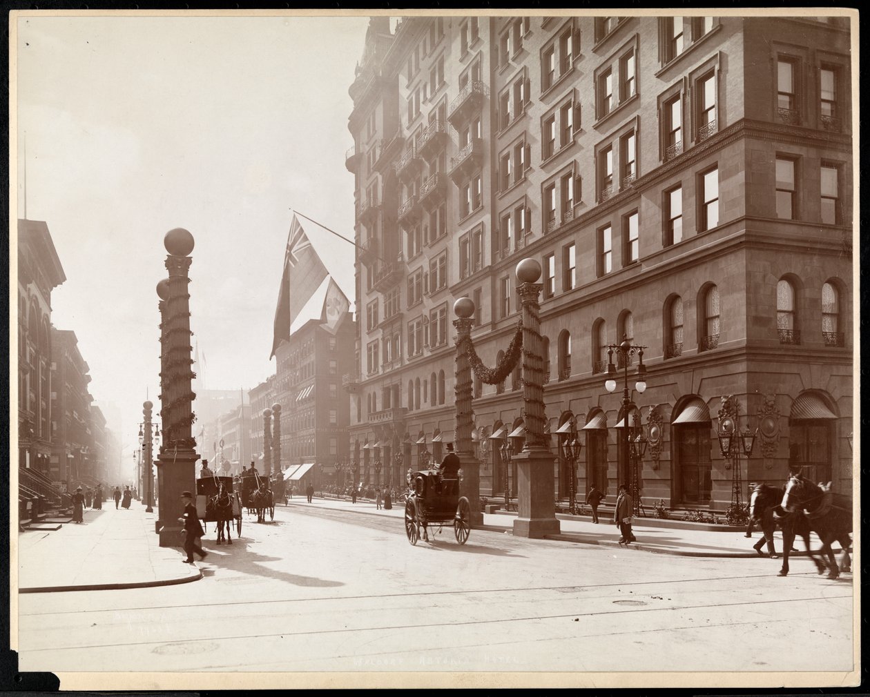 Dekorace pro Dewey Parade v hotelu Waldorf Astoria, 33. ulice a 5. Avenue, New York, 1899 (potisk stříbrné želatiny) od Byron Company