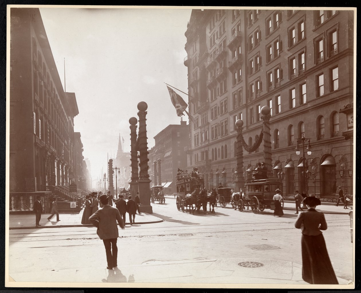 Dekorace pro Dewey Parade před hotelem Waldorf Astoria na 33. ulici a 5. Avenue, New York, 1899 (stříbrný želatinový tisk) od Byron Company