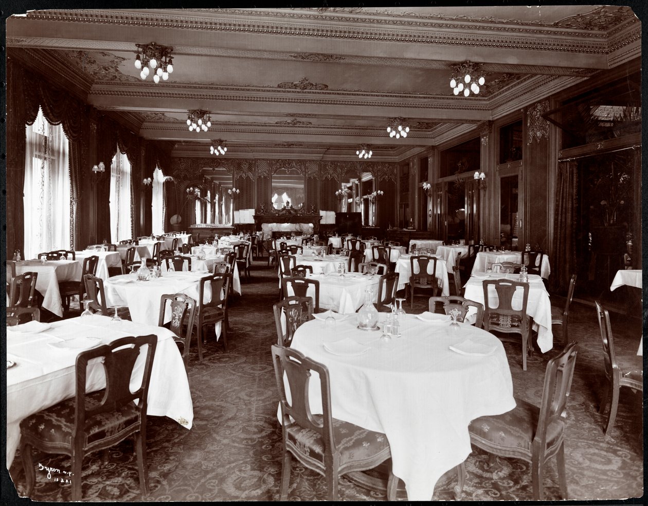 Jídelna v hotelu Delmonico, 1902 (stříbrný želatinový tisk) od Byron Company