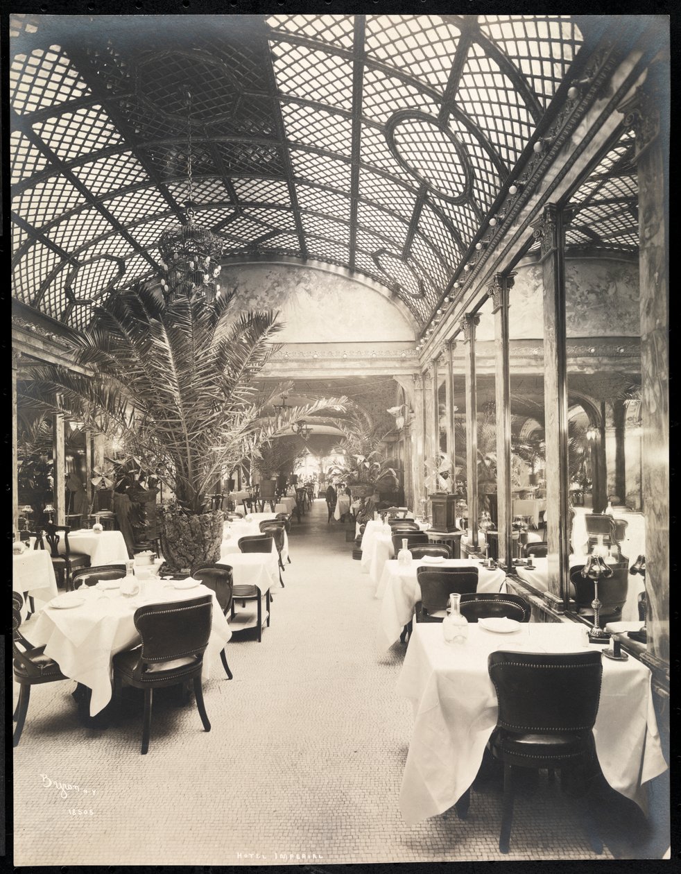 Jídelna v hotelu Imperial, 1904 (stříbrný želatinový tisk) od Byron Company