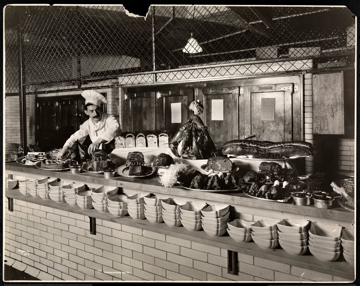 Vystavení studeného masa v kuchyni hotelu Commodore, 1919 (stříbrný želatinový potisk) od Byron Company