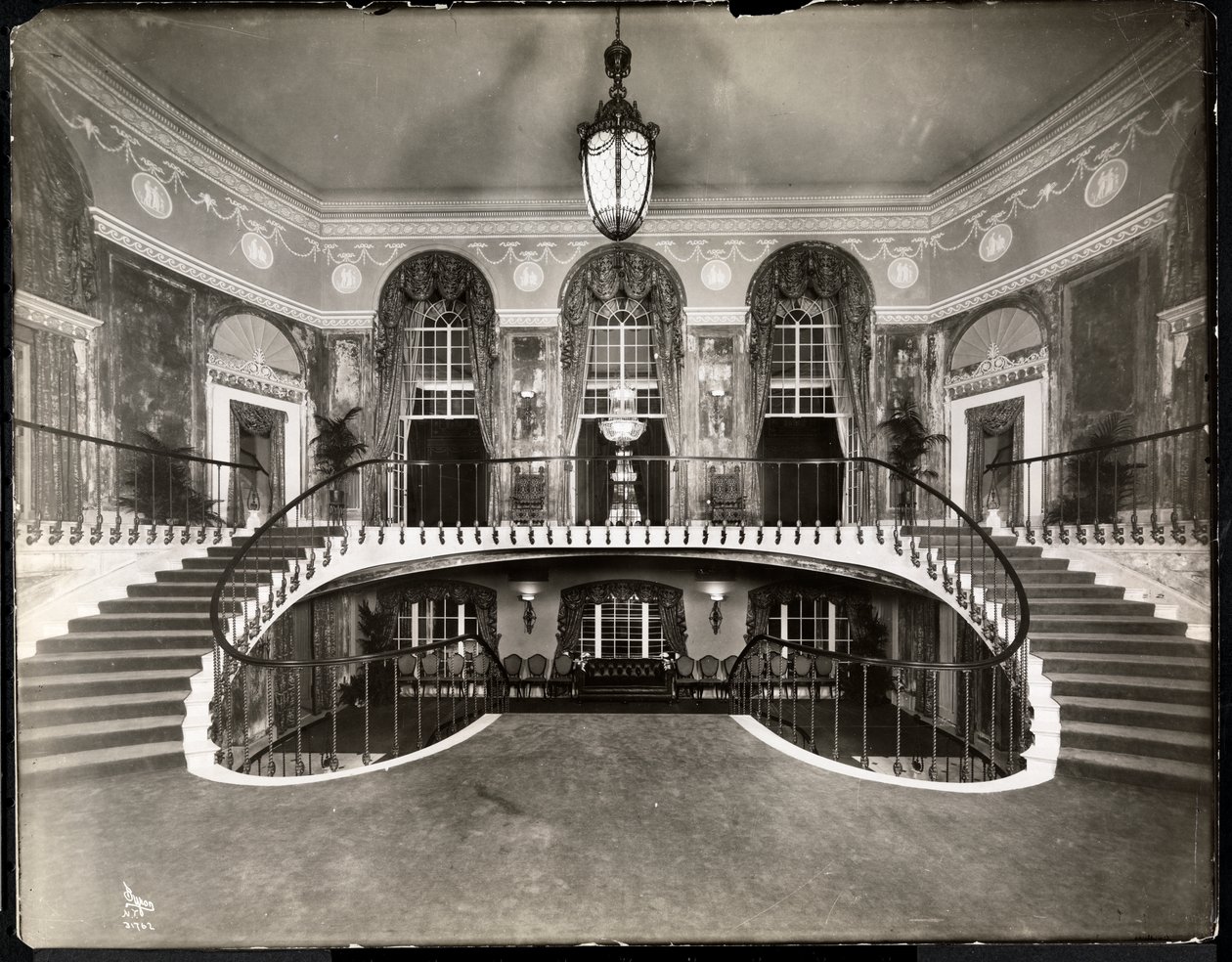 Dvojité schodiště v hotelu Ritz-Carlton, 1913 (stříbrný želatinový tisk) od Byron Company