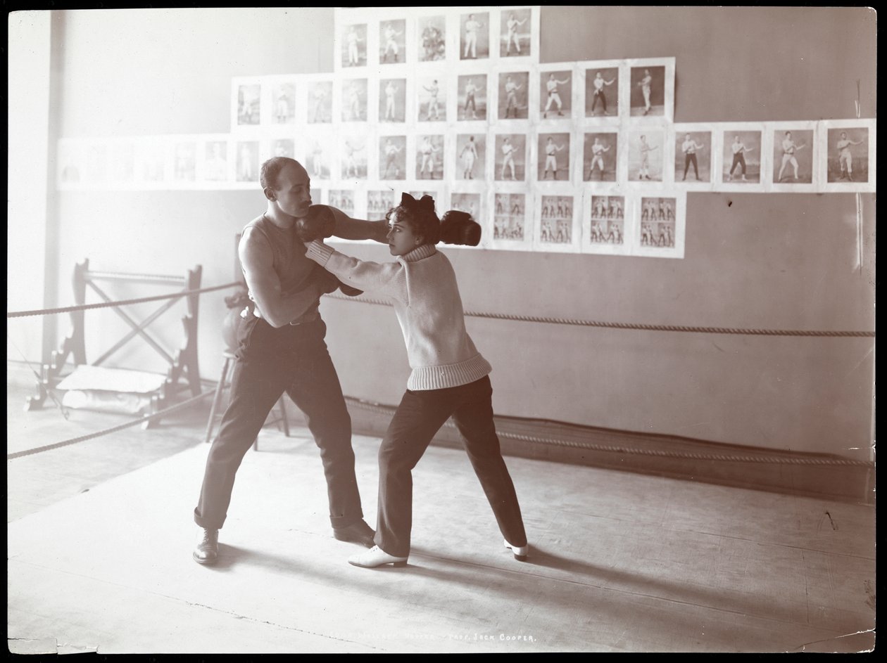 Edna Wallace Hopperová pózuje v boxerském ringu s Jackem Cooperem v jeho tělocvičně na Broadwayi a 37. ulici, New York, 1899 (stříbrný želatinový tisk) od Byron Company