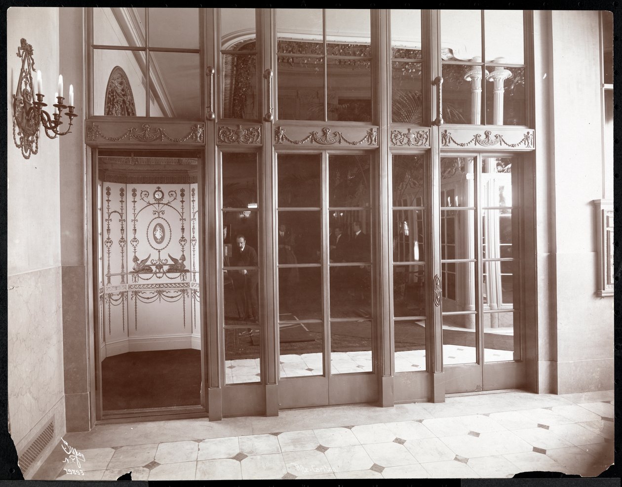 Výtahy v hotelu Ritz-Carlton, 1910 nebo 1911 (stříbrný želatinový tisk) od Byron Company