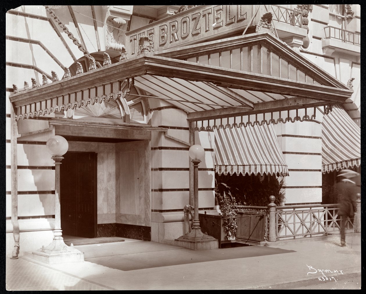 Vchod do hotelu Broztell, 3 East 27th Street, New York, 1906 (stříbrný želatinový tisk) od Byron Company