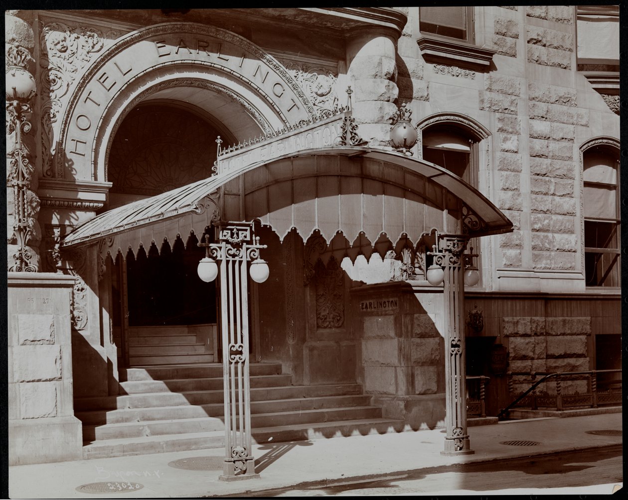 Vchod do hotelu Earlington, 55 West 27th Street, New York, 1906 (stříbrný želatinový tisk) od Byron Company