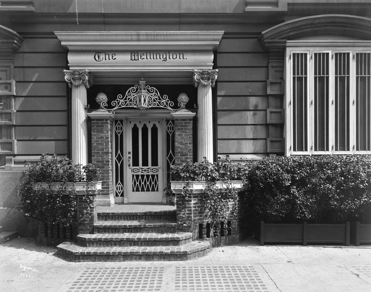 Vchod do hotelu Wellington, 871 7th Avenue, New York, 1907 (stříbrný želatinový tisk) od Byron Company
